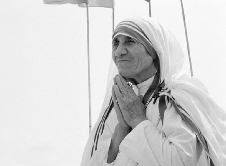 Image of Mother Theresa praying