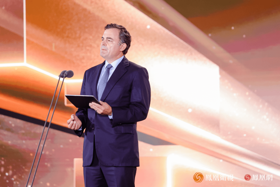 Michael Kelly, Executive Director of the Drucker Institute at Claremont Graduate University speaking to an audience